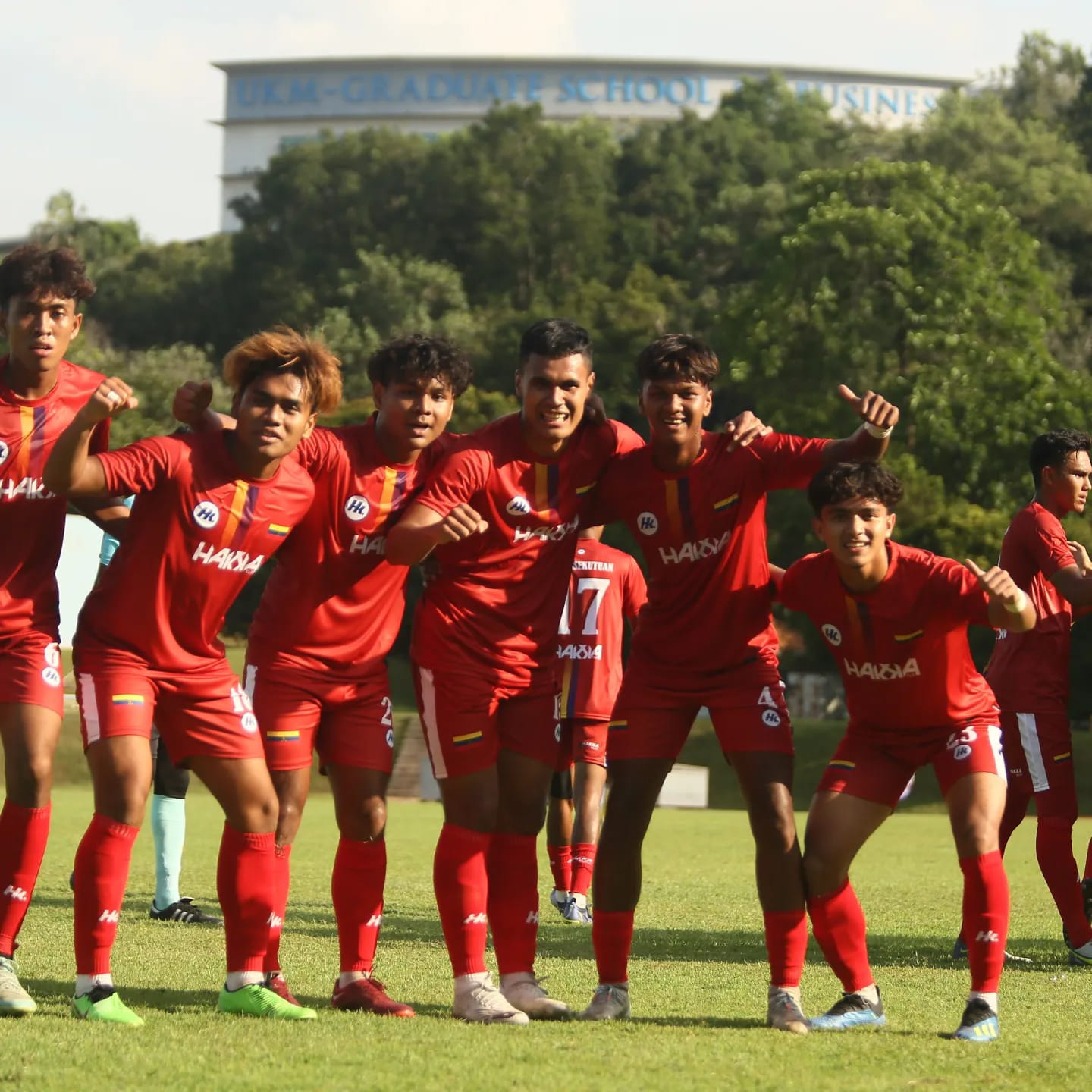 Pasukan Bola Sepak Wilayah Persekutuan Meraikan Kejayaan Pertama Aksi ...